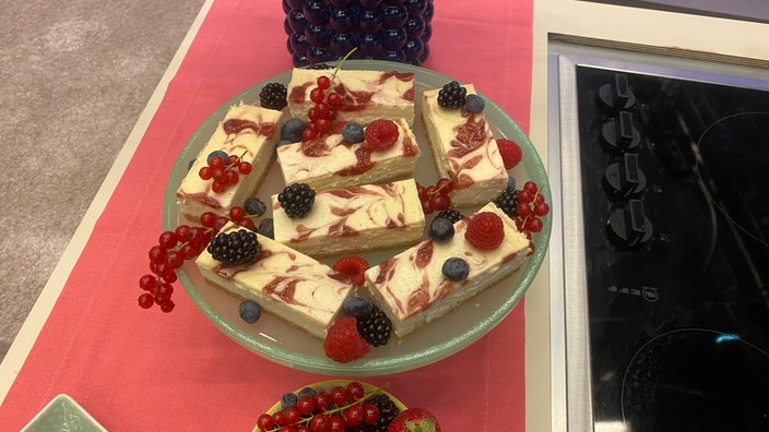 Käsekuchenschnitten mit Beerenswirl