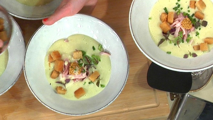 Kalte Kartoffel-Lauch-Suppe mit Wacholderschinken