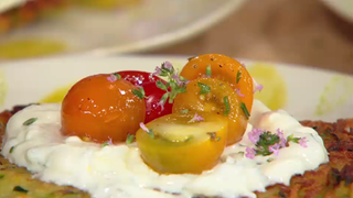 Kartoffel-Zucchini-Puffer mit Zitronenthymian-Schmandv