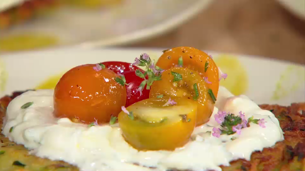 Kartoffel-Zucchini-Puffer mit Zitronenthymian-Schmandv