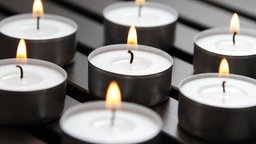 Viele brennende Teelichter
