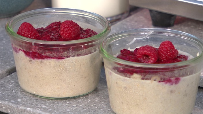 Köstliches Haferflocken-Dessert mit Himbeer-Chia-Marmelade