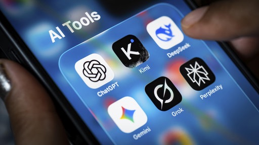 diverese KI-Programme finden sich auf einem Smartphone