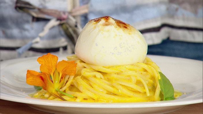 Kürbis-Spaghetti mit karamellisierten Burrata auf einem Teller angerichtet