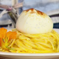 Kürbis-Spaghetti mit karamellisierten Burrata auf einem Teller angerichtet