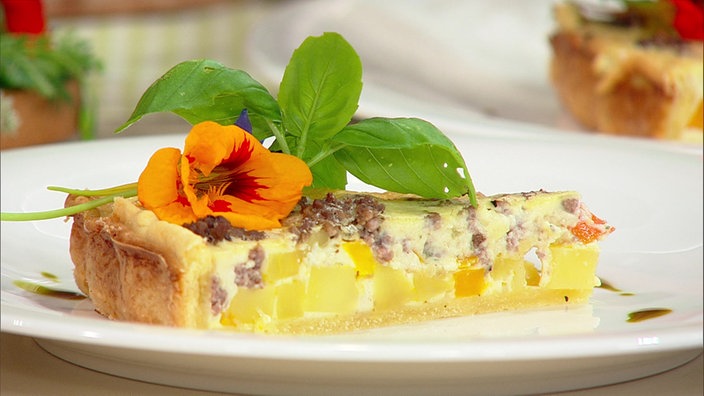 Ein Stück von der Kürbis-Tarte auf einem Teller
