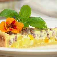 Ein Stück von der Kürbis-Tarte auf einem Teller