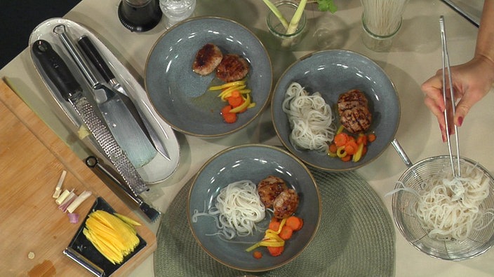Lauwarmer Reisnudelsalat mit kleinen Schweinehackbällchen