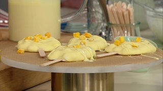 Mango-Joghurteis am Stiel mit weißer Schokolade