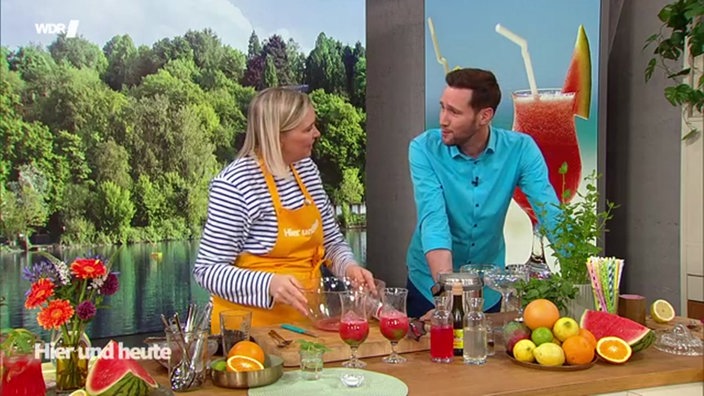 Sven Kroll und Karin Steinhoff bei der Zubereitung