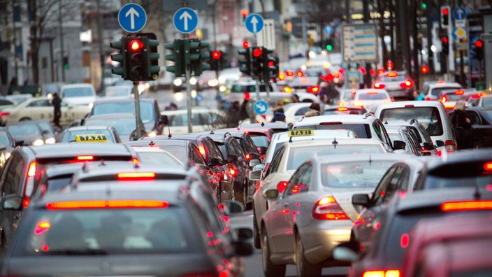 Autos stauen sich in der Nähe des Hauptbahnhofs in Düsseldorf