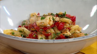 Nudelsalat mit gerösteten Paprika und Rosmarin-Knoblauch-Vinaigrette