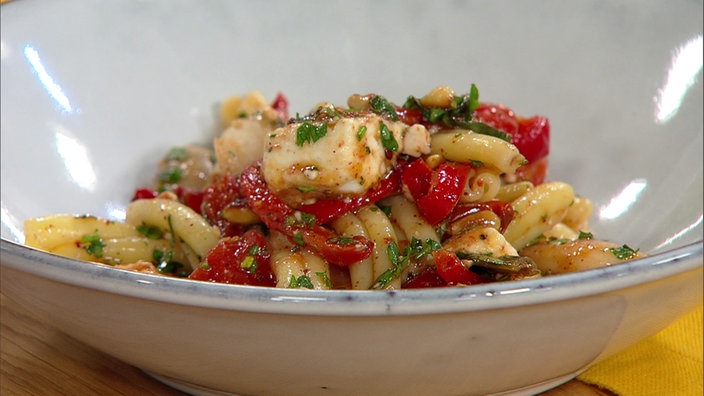 Nudelsalat mit gerösteten Paprika und Rosmarin-Knoblauch-Vinaigrette
