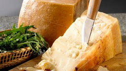 Parmesan mit einem Käsemesser