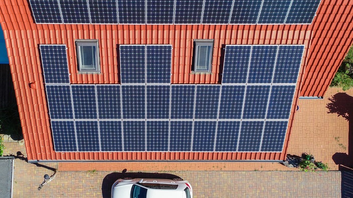 Eine Photovoltaikanlage auf einem Eigenheim (Luftaufnahme mit einer Drohne).