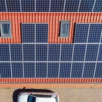 Eine Photovoltaikanlage auf einem Eigenheim (Luftaufnahme mit einer Drohne).