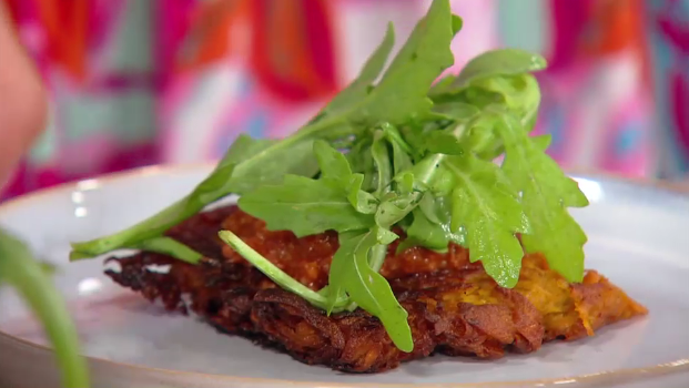 Pikante Süßkartoffelpuffer mit Rucola und rotem Pesto