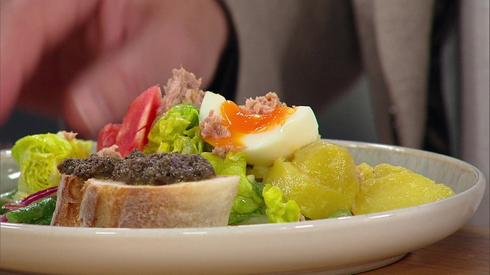 Salade Niçoise mit Baguette und hausgemachter Oliventapenade