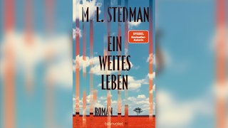 Buchcover von"Ein weites Leben" von M.L. Stedman: Ein blauer Himmel mit weißen Wolken über einem roten Feld am unteren Rand des Covers. Vertikale, halbtransparente, rötliche Streifen, die die Farbe des Felds aufgreifen, durchlaufen den blauen Himmel.
