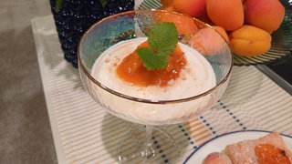Topfencreme mit Marillen und Marillenröster