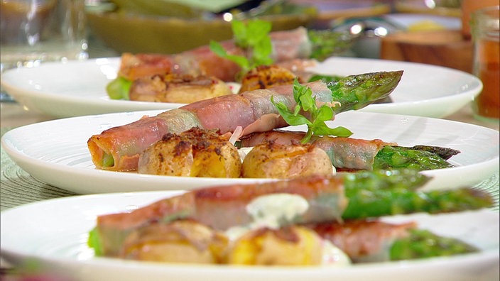 Warme Spargelröllchen mit Smashed Potatoes und Sauce Tatar