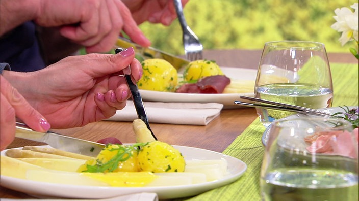 Weißer Spargel mit Zitronen-Hollandaise, Kartoffeln und Schinken