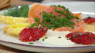 Pfannenspargel mit Räucherlachs und Tomatenecken
