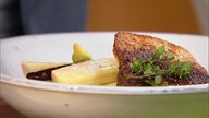 Weißer Spargelsalat mit Rhabarber und gebratener Lachsforelle