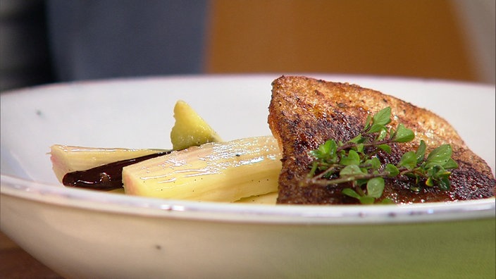 Weißer Spargelsalat mit Rhabarber und gebratener Lachsforelle