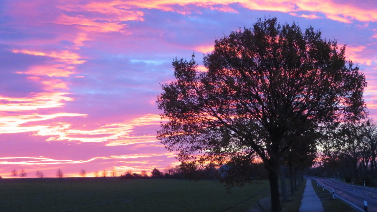 lilablauer Himmel Wolkenfoto