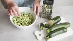 Zucchini raspeln