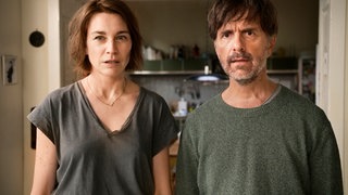 Emilia (Christiane Paul, li.) will, dass ihr Mann Paul (Christoph Maria Herbst, r.) auszieht.