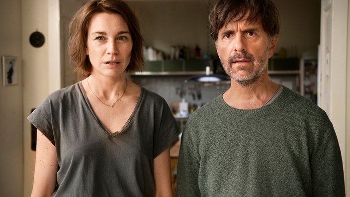 Emilia (Christiane Paul, li.) will, dass ihr Mann Paul (Christoph Maria Herbst, r.) auszieht.