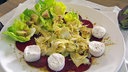 Teller mit Artischocken auf roter Bete mit Ziegenfrischkäse