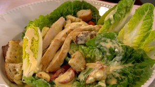 Angerichteter Salat mit Hühnerbruststreifen