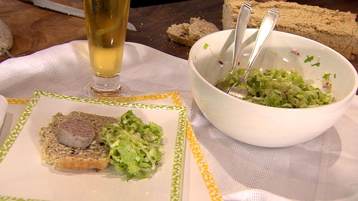 Lippischer Kastenpickert serviert mit Leberwurst