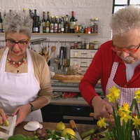 Martina und Moritz bereiten in ihrer Küche frische, knackige Salate zu