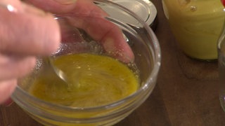 Vinaigrette wird in einer Glasschüssel angerührt