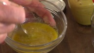 Vinaigrette wird in einer Glasschüssel angerührt