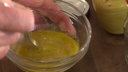 Vinaigrette wird in einer Glasschüssel angerührt