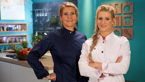 Julia Komp und Marie Simon im WDR-Kochstudio. 
