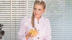 Marie Simon mit einer Kugel Mürbteig in der Hand. 