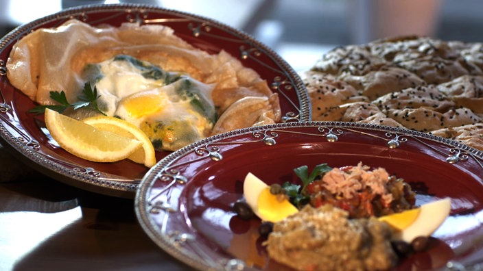 Gefüllte Brik mit Thunfisch, gegrillter Paprikasalat und Auberginenpüree.
