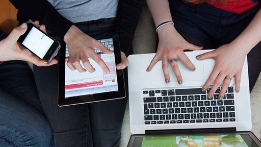  Jugendliche surfen auf Internetseiten von Sozialen Netzwerken