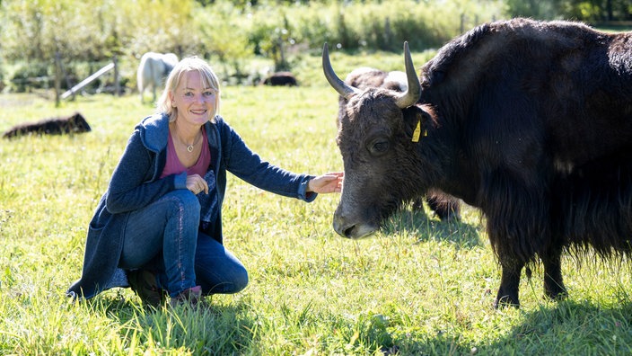 Andrea Meßmer mit einem Yak auf der Weide. 