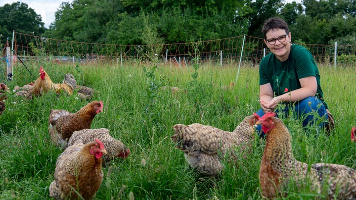 Anja Pötting bie den Hühnern.
