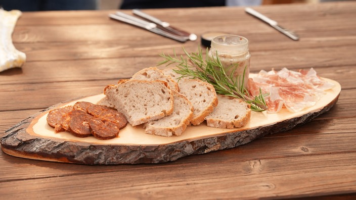 Hauchdünn geschnittener Schinken, Schmalz und Chorizo mit Sauerteigbrot
