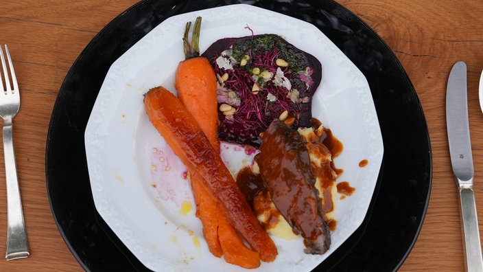 Flambiertes Presa (Nackenstück) mit Kartoffelstampf, rote Bete-Carpaccio und Orangen-Möhren