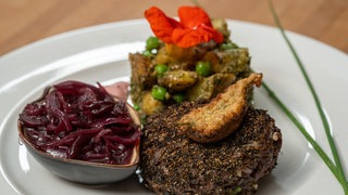 „Wilde Pflanzerl“ aus Hirschhackfleisch, Kartoffelsalat mit Pesto von Christine Huber