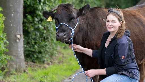Delia Bögel mit einem Wagyu-Rind